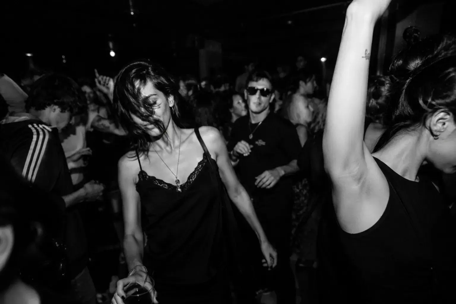 Schwarzweisses Partyfoto aus einem ungestellt Event